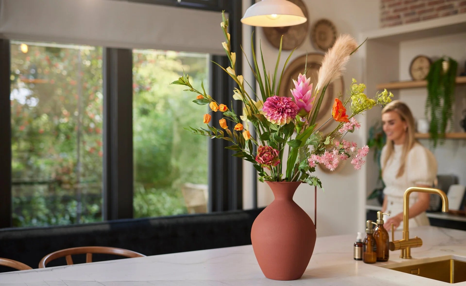 Kunstbloemen boeket in vaas op keukeneiland